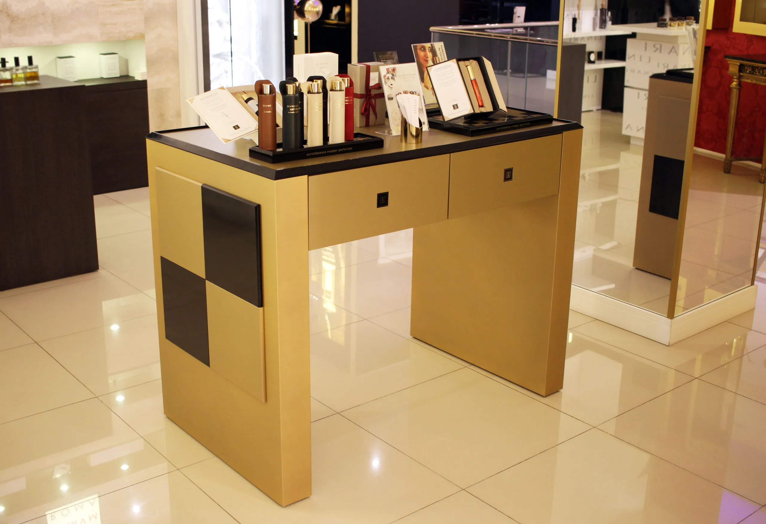 The Puredistance Showdesk