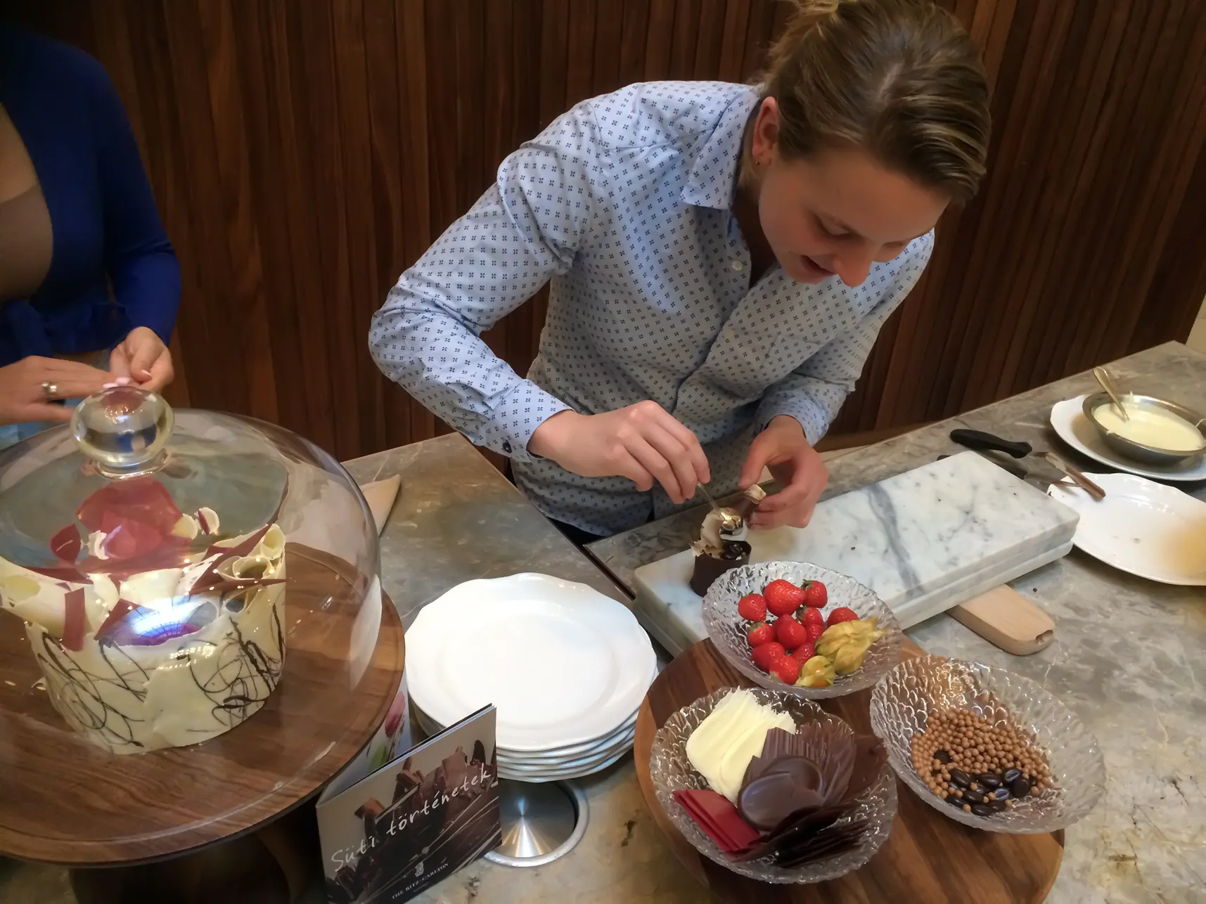 Iris Vos of Puredistance crafting a chocolate dessert